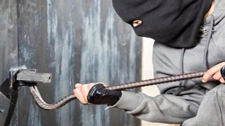 Obyektdən 10 min manat oğurladı