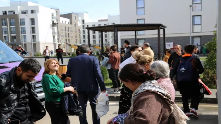 Füzuliyə köçən daha 22 ailə mənzillərinin açarlarını təhvil alıb - FOTO