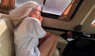 Bulvarda soyunan qalmaqallı modelin arxiv FOTOları