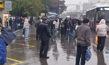 Yağışda avtobus gözləyən sərnişinlərə  AYNA-dan CAVAB