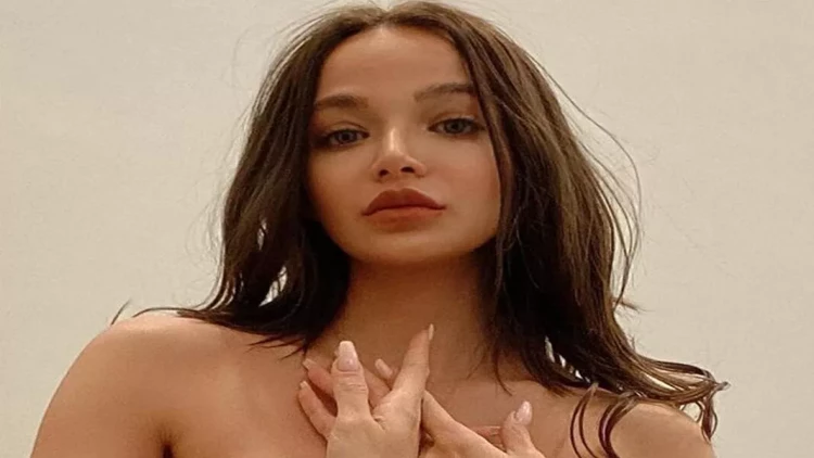 Səmranın Bulvarda soyunması müzakirə yaratdı - FOTO