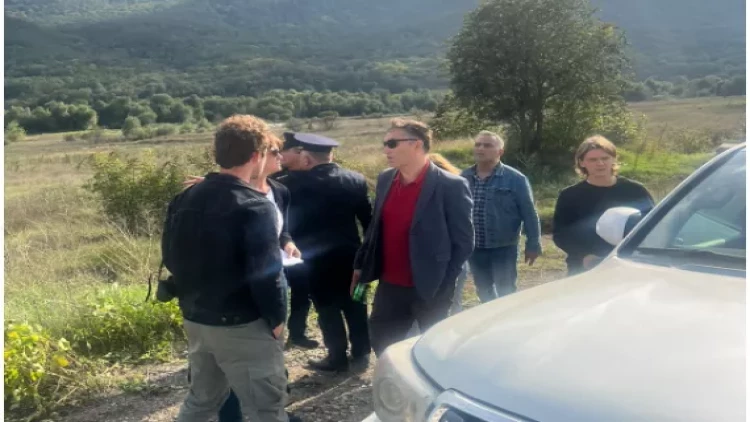 Əcnəbi jurnalistlər Ağdamda aşkarlanan narkotik plantasiyalarına baxıblar