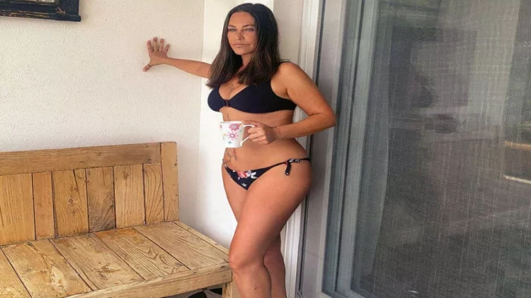 59 yaşlı Hülya Avşardan bikinili rəqs - VİDEO - FOTO