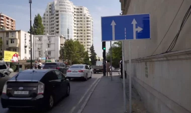 Burada yol nişanı dəyişib, amma sürücülər əvvəlki qayda ilə hərəkət edirlər - VİDEO