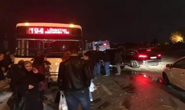 Bakıda avtobus taksi ilə toqquşub: Xəsarət alanlar var