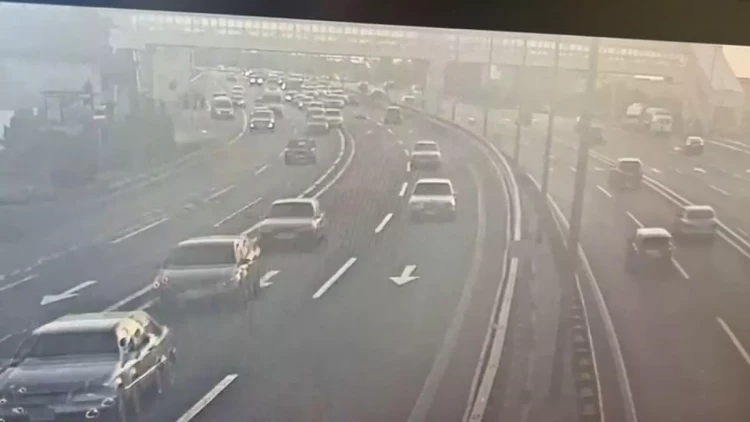 Keçidə girmədən yolu keçən piyadanı maşın vurdu - VİDEO