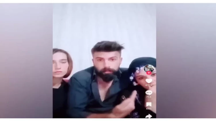 Hər iki arvadını qucaqlayıb canlı yayıma çıxdı - VİDEO