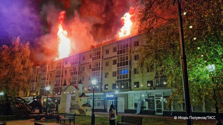Yaşayış binasında güclü yanğın - Ölənlər var - VİDEO