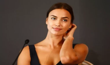 Büstqaltersiz, kişi şalvarında podiuma çıxdı - FOTO