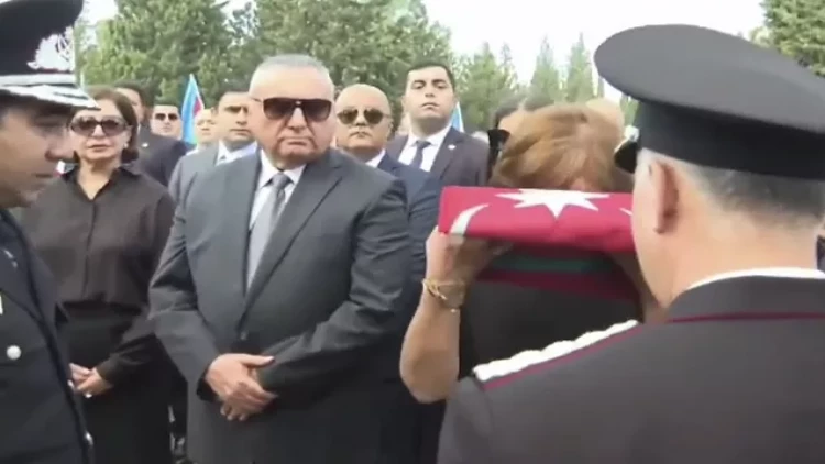 Bayrağı Riad Əhmədovun xanımına Əli Nağıyev təqdim etdi - VİDEO