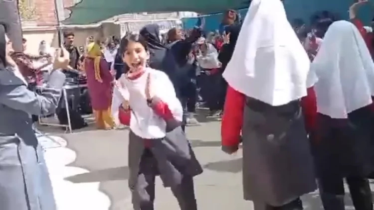 Şagirdlərlə rəqsi məktəb direktorunu işindən etdi