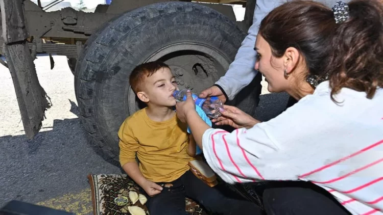 Sərhədçilərimiz halı pisləşən erməni uşağa belə kömək etdilər - FOTO