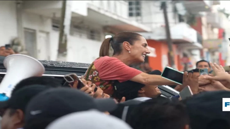 Sərxoş kişi Meksika prezidentini küçədə öpmək istədi - VİDEO - FOTO