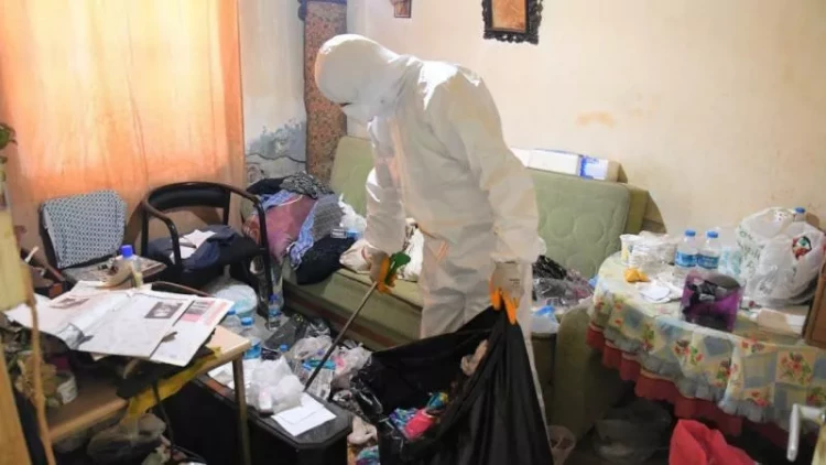 Zibil yığan qadının evindən görün nələr çıxdı - FOTO