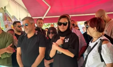 Tanınmış müğənni anasını son mənzilə yola saldı - FOTO