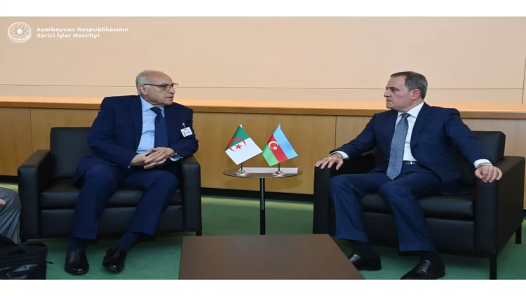 Ceyhun Bayramov əlcəzairli həmkarı ilə görüşdü
