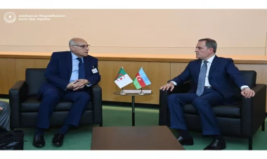 Ceyhun Bayramov əlcəzairli həmkarı ilə görüşdü
