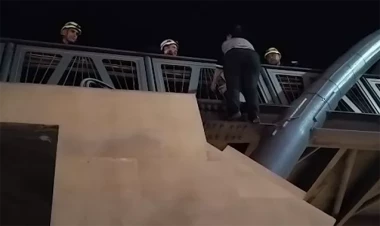 İntihara cəhd edən şəxs belə xilas olundu - VİDEO