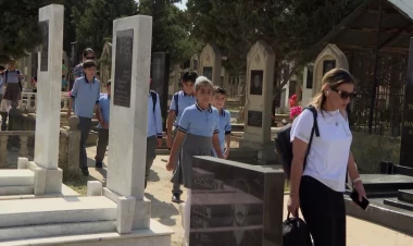 Bu şagirdlərin məktəb yolu qəbiristanlıqdan keçir - VİDEO