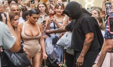 Arvadını insanların qarşısında buna məcbur etdi