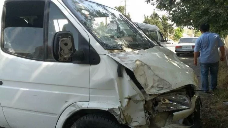 Salyanda AĞIR QƏZA: mikroavtobus aşdı, ölən var - FOTO