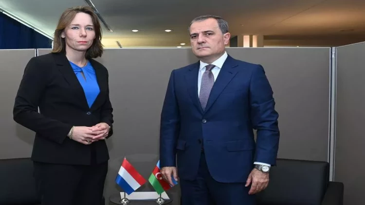 Ceyhun Bayramov niderlandlı həmkarını Yevlaxdakı görüş barədə məlumatlandırıb