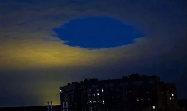 Rusiyada səmada açılan dəlik insanları heyrətləndirdi - FOTO