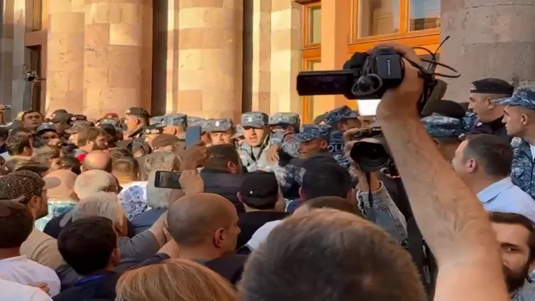 İrəvanda əhali küçələrə çıxdı - VİDEO