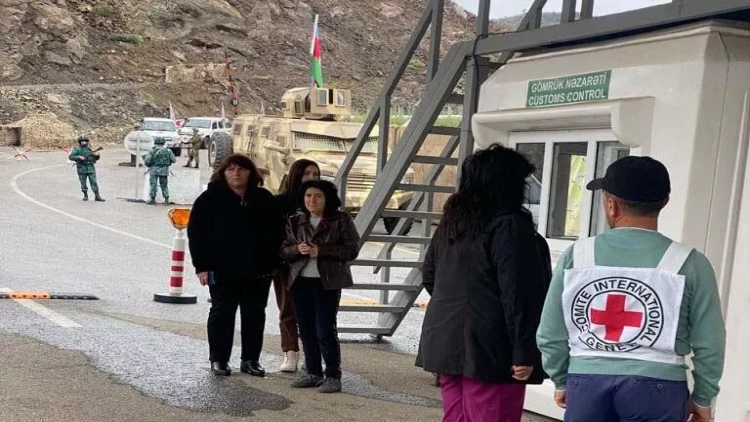 Ermənilərin  “Laçın” sərhəd-buraxılış məntəqəsindən sərbəst keçidi davam edir - VİDEO - FOTO