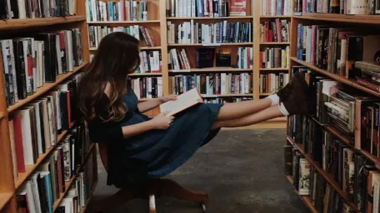 Azərbaycanda kitabxanaçı qadın söyüş söydüyünə görə 70 manat cərimələndi