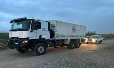 Humanitar yardım daşıyan BQXK-yə məxsus avtomobillər Xankəndi istiqamətində hərəkət edir - FOTO