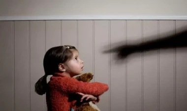 BAKIDA DƏHŞƏT: Valideynlər qızlarına İŞGƏNCƏ VERDİLƏR - FOTO