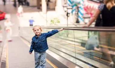 BƏDBƏXT HADİSƏ: Dörd yaşlı uşaq eskalatorda qaldı