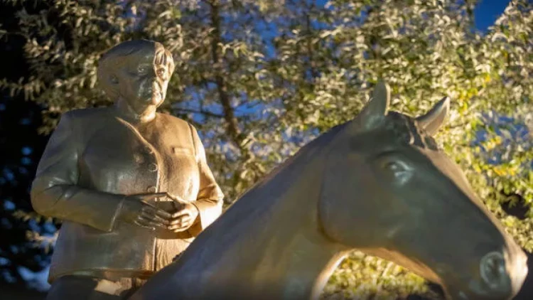 Angela Merkelin beton abidəsi aşdı