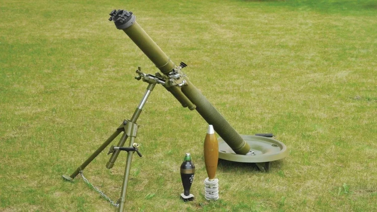 Bakıda qəbiristanlıqda minaatan və qumbara tapıldı