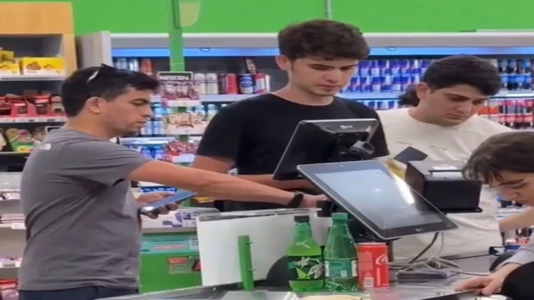 Bakıda hər kəs bu görüntülərdən danışır - Marketdə yaxınlaşıb... - VİDEO