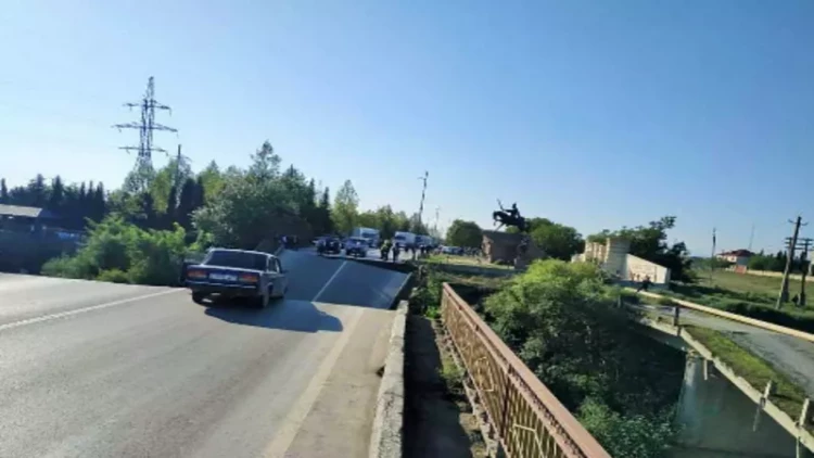 Xudatda uçan körpüdə çaya düşməkdən son anda xilas oldu - VİDEO