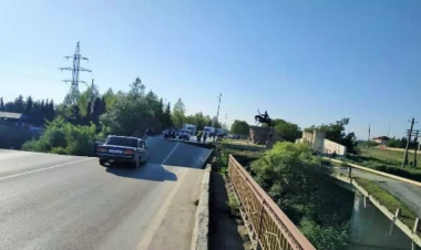 Xudatda uçan körpüdə çaya düşməkdən son anda xilas oldu - VİDEO