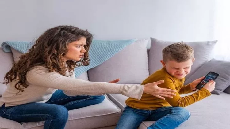 Telefonla sakitləşdirilən uşaqlar RİSK ALTINDADIR - Valideynlər oxusun