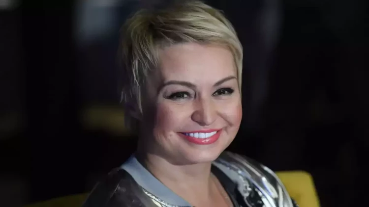 Yadplanetlilər müğənninin dişlərini 