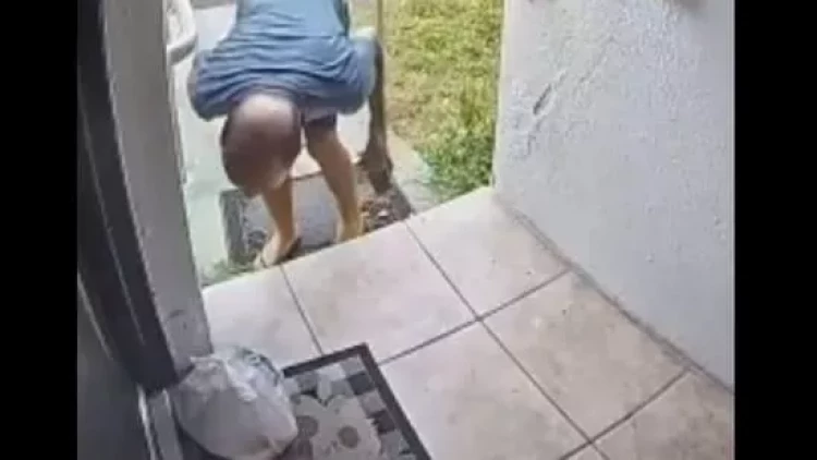 Kuryer yeməyin içinə tüpürərkən kameraya düşdü - FOTO