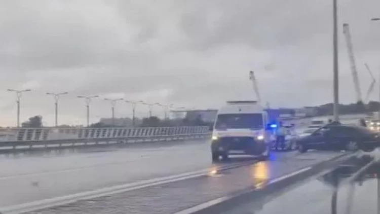 Bakıda avtomobil işıq dirəyinə çırpılıb -  VİDEO