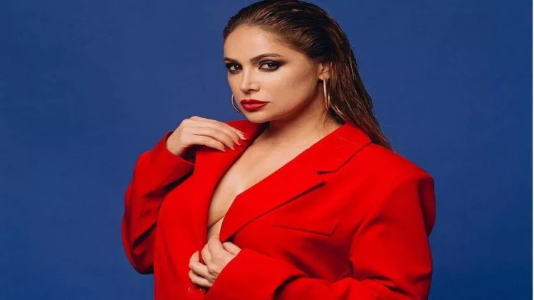 Nigardan eyvanda açıq-saçıq geyimdə FOTOSESSİYA - VİDEO - FOTO