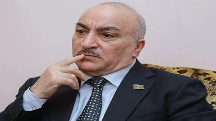 Tahir Kərimli Surət Hüseynovun başdaşı barədə: “Qıcıq doğurmamalıdır