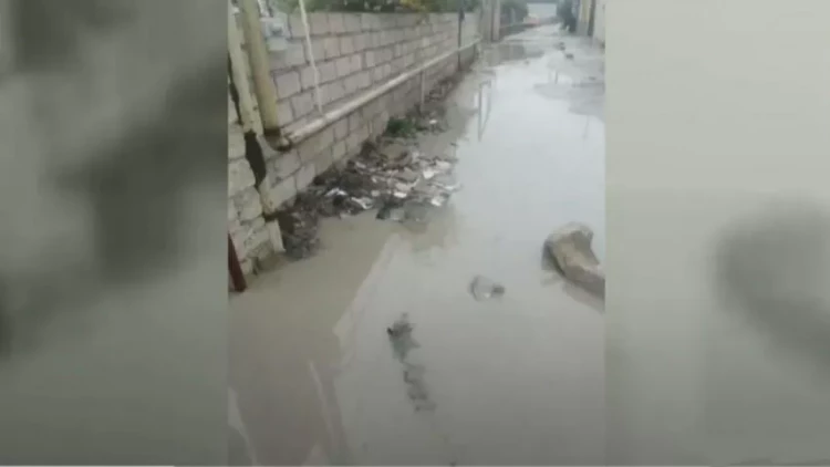 Bakının bu qəsəbəsində sakinlər 30 ildir asvalt yola həsrətdir - VİDEO