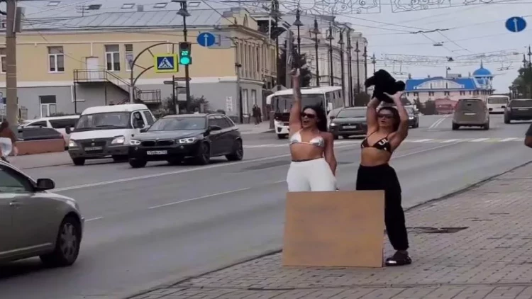 Şəhərin mərkəzində biabırçılıq - İki qız yol kənarında soyunub, bu sözləri yazdılar - FOTOlar