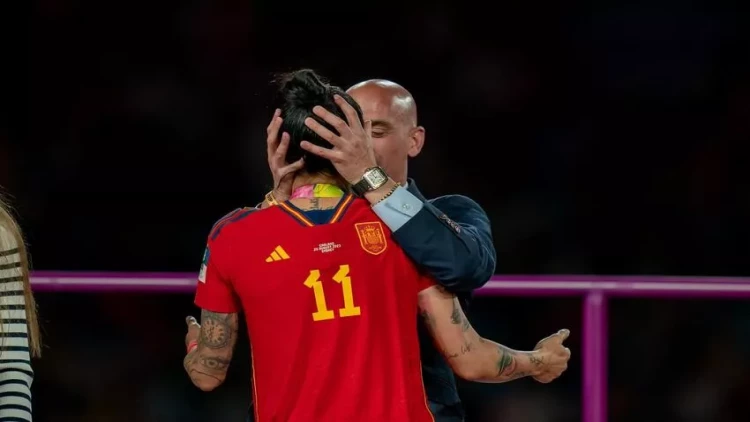 Qalmaqallı öpüşə görə istefa verdi