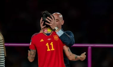 Qalmaqallı öpüşə görə istefa verdi