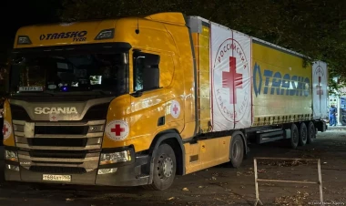 Rusiya Qızıl Xaç Cəmiyyətinin yük avtomobili 12 saatdır ki, Bərdədə dayanır - FOTO