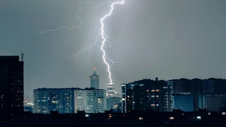 FHN şimşəklə bağlı xəbərdarlıq etdi - avtomobildə olduqda...